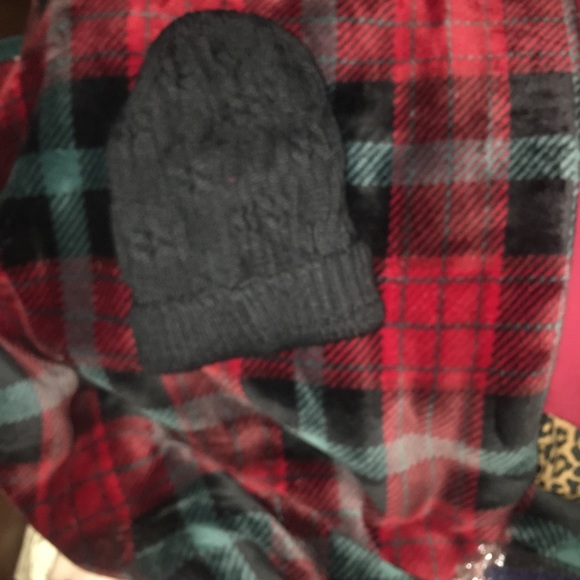 New, adult stocking hat with cable knit. - Picture 2 of 2